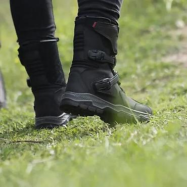 bata usce: Robusne muške čizme u crnoj boji, dizajnirane za izdržljivost i — 1
