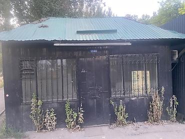 Небольшой отдельно стоящий киоск/павильон с металлическим каркасом и