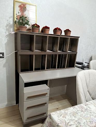 gala genova: Əla və işlək vəziyyətdə olan yazı masası və kitablıqdır.Baha alınıb — 1