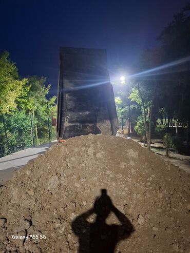 Digər tikinti daşları: Təsvir: - Döküntü torpaq/şevrelənmiş torpaq materialı - Yük maşını ilə — 14