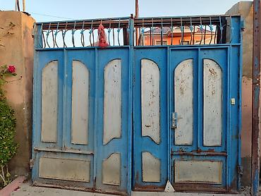 Ворота и комплектующие: Mavi rəngli metal həyət darvazası satılır. Darvaza ikitaylı — 2
