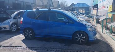 машина kg бишкек тойота: Хэтчбек Honda Fit синего цвета с черными дисками. Автомобиль