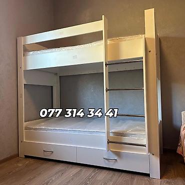 Ev və bağ: İki mərtəbəli uşaq çarpayısı – ağ rəngdə, müasir minimal dizayn. - Üst — 1