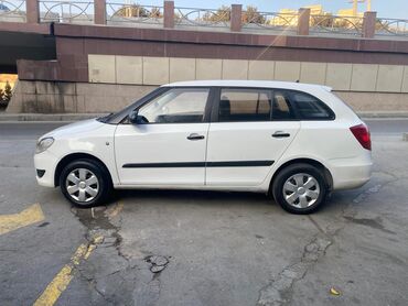 Skoda: Skoda Fabia, ağ rəng, 5 qapılı hetçbek. Texniki və daxili — 8