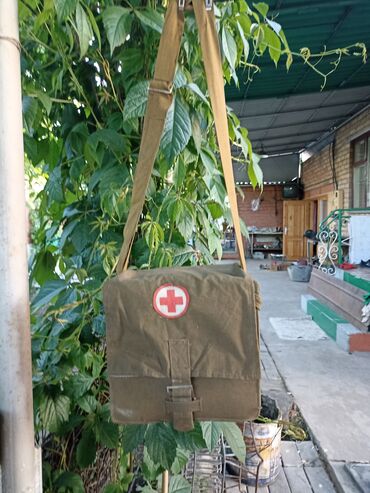 медицинская сумка: Советская мед сумка. с необходимой пренадлежностью