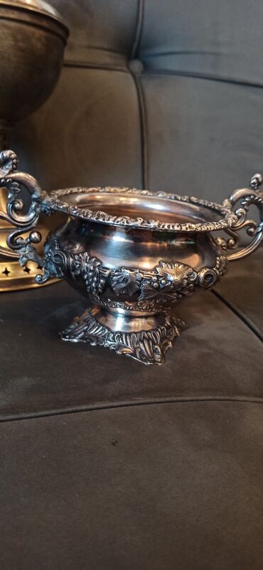 Sandıqlar: Əl işinə bənzər lak qutusu – şərq nağılı üslublu miniatür rəsmlə. - — 28