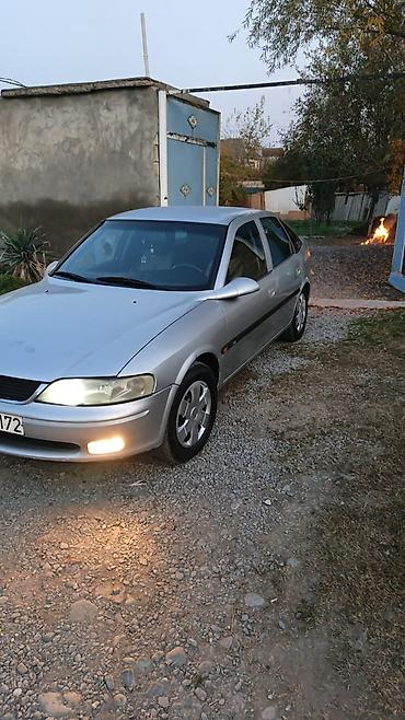 авто азербайджан: Opel Vectra B, gümüş rəng, . AZ 20-CX-172 nömrə nişanı görünür — 2