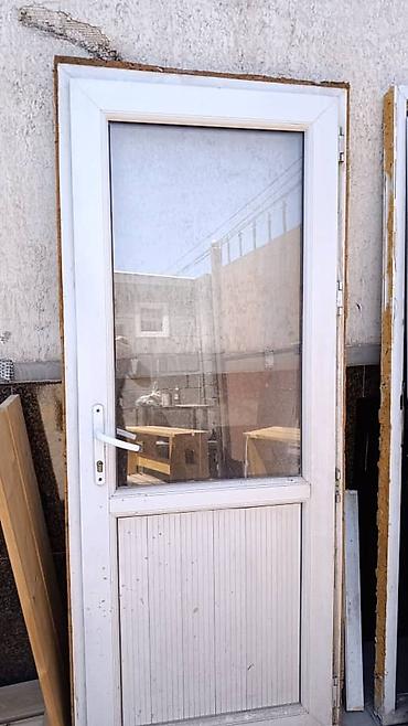 вытяжка очок: Пластиковые двери, 3 шт. - Материал: ПВХ, белый профиль. - — 2