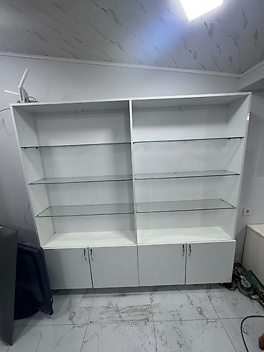ofis dolablari: Ağ rəngli mebel dəsti – vitrin şkafları və L formalı iş/administrator — 2