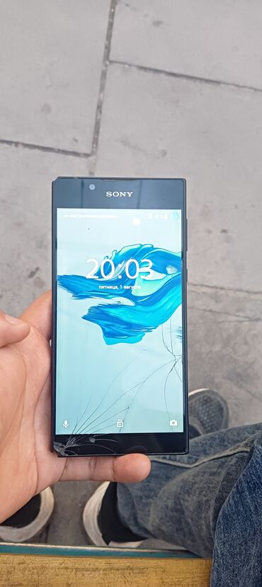 корейский телефон: Смартфон Sony черного цвета с прямоугольным корпусом и закругленными