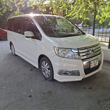 купить литые диски r14: Белый минивэн Honda Stepwgn, предназначенный для комфортных семейных