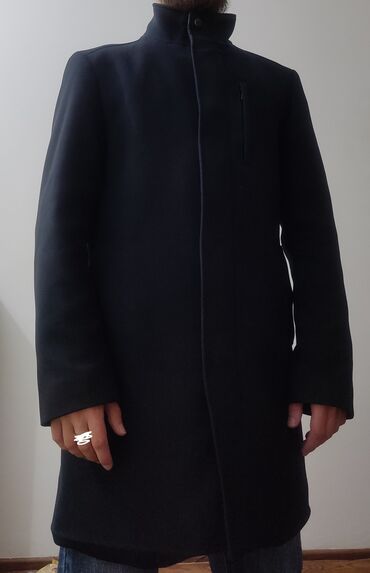 женский палто: Мужское пальто темно синее, классика. размер S. По размеру подходит М