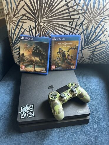 4 lü çanta: Sony PlayStation 4, iki oyun diski (Assassin's Creed Origins və Mortal