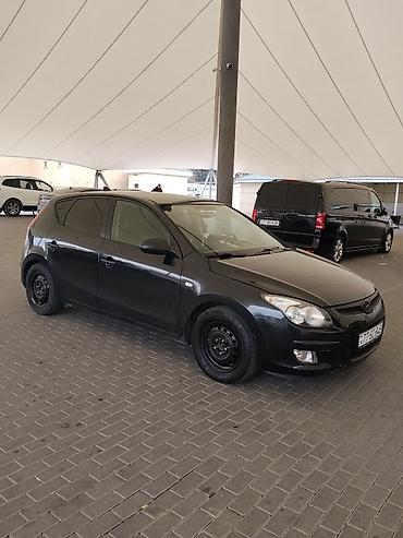 i30: Hyundai i30 hatchback, qara rəng, 5 qapı. Əsas xüsusiyyətlər: - — 3