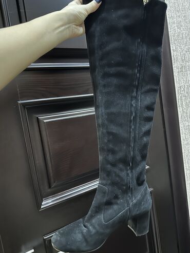 сапоги на танкетке: Сапоги, Размер: 40, цвет - Черный, Б/у