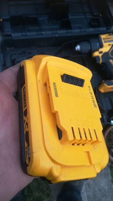 Električne bušilice: Dewalt akumulatorska bušilica sa pratećom opremom. Set uključuje — 2