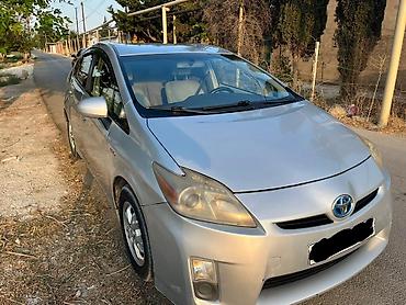 s class mercedes: Toyota Prius (3-cü nəsil) – gümüşü rəng, hibrid Xüsusiyyətlər: - — 1