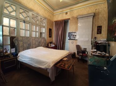 Binalar: Tarixi mərkəzdə yerləşən küçə mənzərəsi olan kommersiya obyektləri və — 24