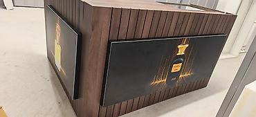 bež sofa: Luksuzan, moderan i funkcionalan prodajni pult sa vertikalnim — 3
