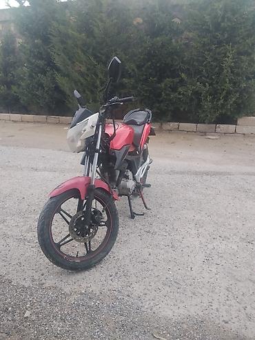 195 55 15: Qırmızı rəngli şəhər tipli motosiklet - Kuzov: street/naked dizayn — 5