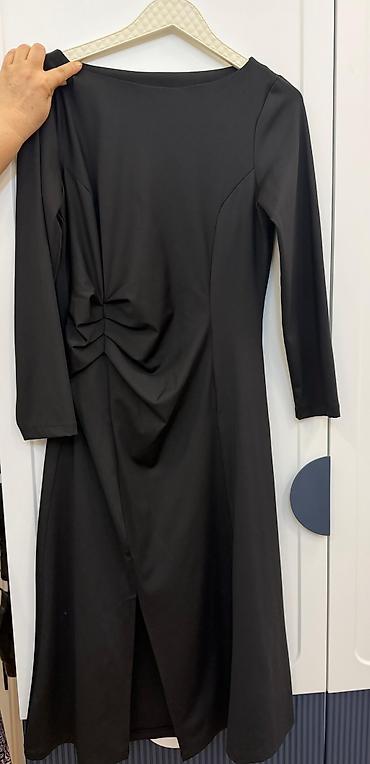 Qadın geyimləri: DOMENA qadın donu - Rəng: qara - Model: asimmetrik ön kəsikli midi — 1