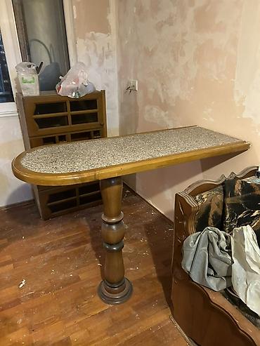 bar stoyka: Yarısı divara bərkidilən, yarımoval formalı mətbəx bar-masa — 1
