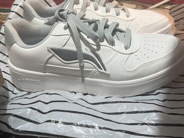 кроссовки мужские зимние: Белые кроссовки Li-Ning - Стиль: классические низкие кеды в