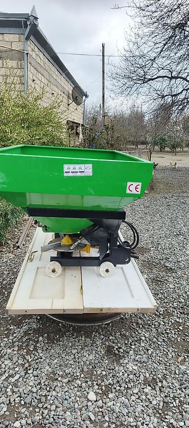 traktor yumze: Belarus MTZ təkərli traktor və asılan püskürdücü və gübrə səpənlə — 10