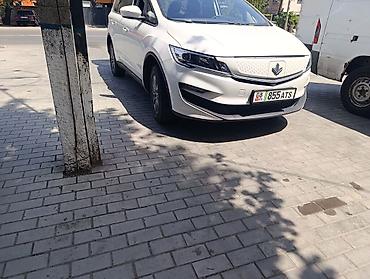 byd e6: Электромобиль (кроссовер/MPV) белого цвета с 3 рядами сидений и — 1