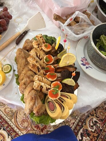 купить офисный диван: Праздничные закусочные ассорти на больших сервировочных блюдах