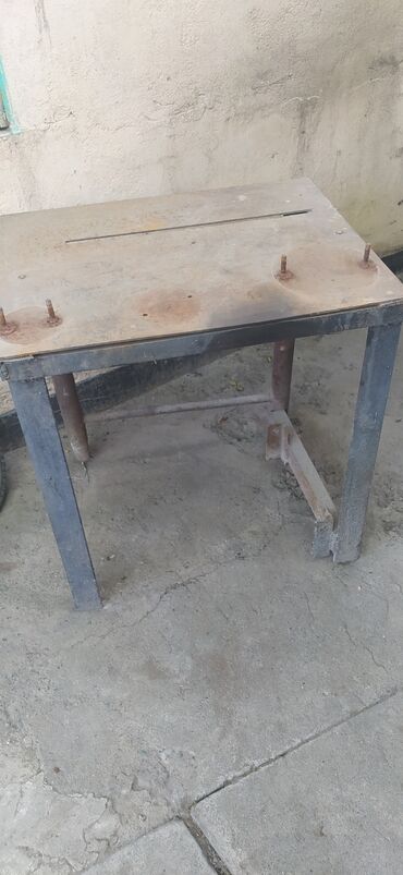 Другие инструменты: Продаётся рабочий стол(верстак) 
можно под циркулярку