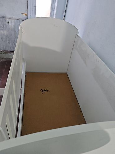 Beşiklər: Oğlan və qız üçün, İşlənmiş, Dördbucaq, Beşik, Dəstsiz, Matrassız, Yellənmə mexanizmi ilə — 3