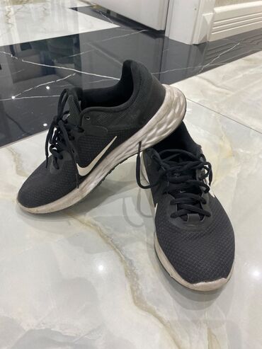 кросовки: Orginal nike ayaqqabisidir. 3-4 ay evvel 135 manata Go Sport