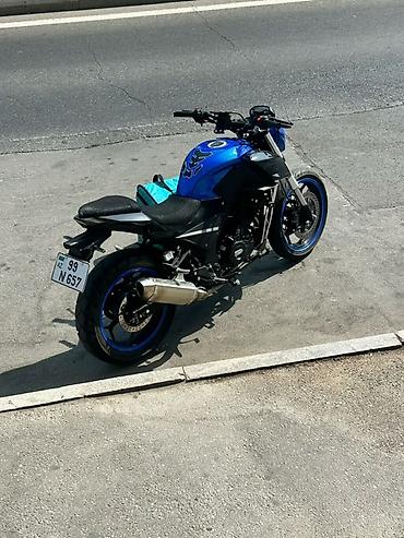 Мотоциклы: Motosiklet – street/naked tipli, mavi‑qara rəng kombinində, idman — 3