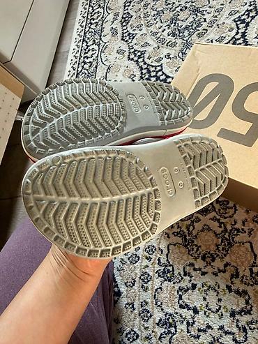 crocs детские: Детские сабо Crocs (серые) с ремешком и яркими джиббитсами: - — 4