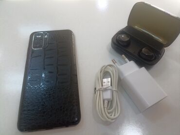 Digər mobil telefonlar: Qara rəngdə, dəri teksturalı arxa qapağa sahib mobil telefon