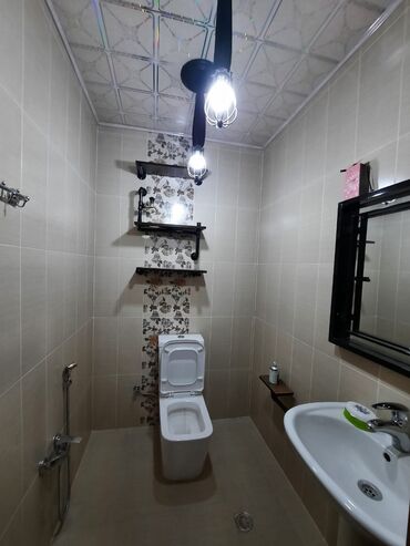 Uzunmüddətli kirayə mənzillər: Mənzil 1000 AZN kirayədədir.Çıxarış var. Əşyalı satılır. 3 otaq 135kv — 9