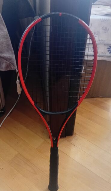 Qara və qırmızı rənglərdə olan bu tennis raketi, rekreasiya məqsədləri