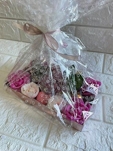 Kompleti namirnica: Poklon setovi u dekorativnim kutijama Elegantno aranžirani poklon — 4