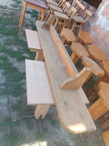 Stolice: Drvene barske stolice sa metalnim osloncem za noge, idealne za — 8