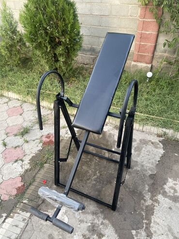 скамья для жима: Инверсионный стол с прочной металлической рамой черного цвета и