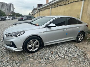 Hyundai: Автомобиль Hyundai Sonata серебристого цвета. Седан с тонированными