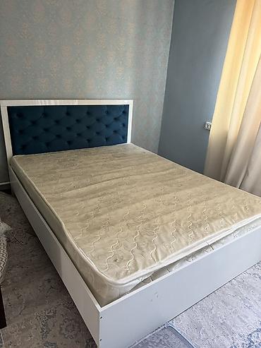 пос: Кровать двуспальная с мягким изголовьем - Размер спального места — 1