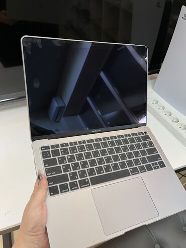 Ноутбуки, компьютеры: Macbook air 2019 года 8гб оперативной памяти на 256ssd матрица retina