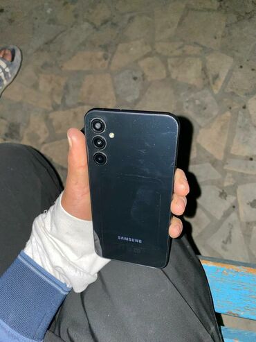 3х симочный телефон: Samsung Galaxy A24 4G, Б/у, 128 ГБ, цвет - Черный, 2 SIM