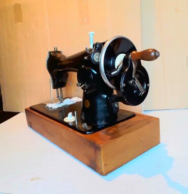 Tikiş maşınları: Əl tikiş maşını satılır.Az işləmiş.Yaxşı vəziyatdədir.Çamadanda,xırda — 5