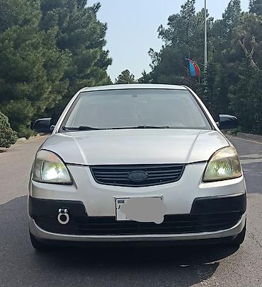 Kia: Kia Rio sedan (gümüşü rəng). Kompakt və sərfəli şəhər avtomobili — 1