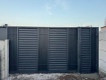 Распашные ворота: Металлические распашные ворота с калиткой (модульные панели) - — 67