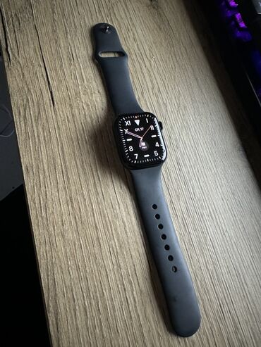 Apple Watch: Умные часы Apple Watch с прямоугольным дисплеем и черным силиконовым