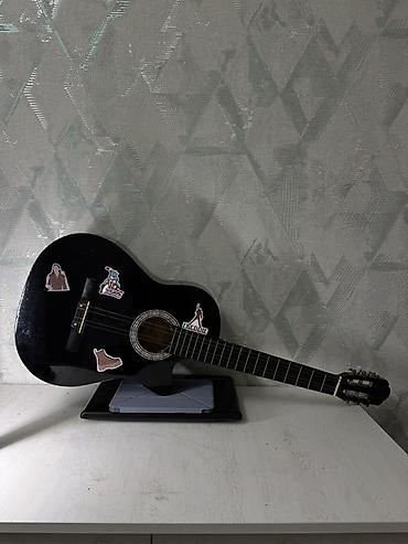 Klassik gitaralar: Klasik akustik gitara – kəsik (cutaway) korpuslu, qara rəng Qeyd: - — 2